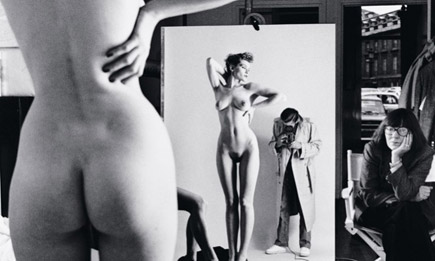 Autoportrait avec June et modèles, Paris 1981 © Helmut Newton Estate