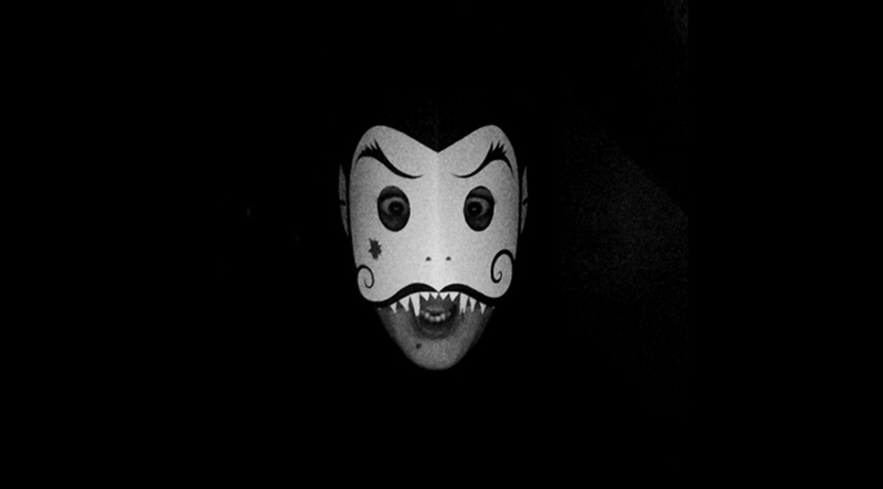 Photo of the Dracula mask © calliopé studio 2014